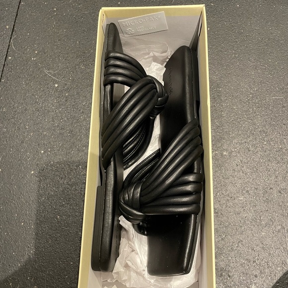 NEVER WORN black flat sandals - Picture 6 of 6